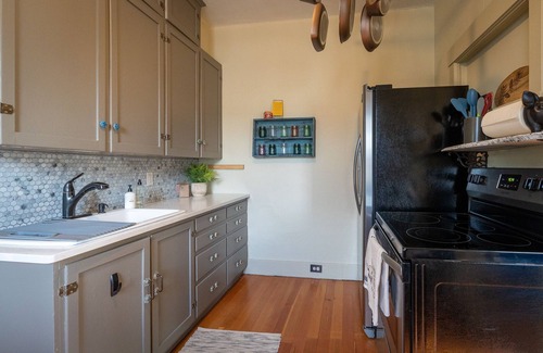 Livingston House | Eastside Bungalow Downtown · Charming in town pad to explore town & more
