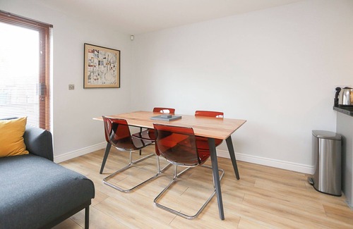 Belfast Apartment | Eastside Escape - Luxurious 2 Bed - High Speed Wifi & 65" Smart TV