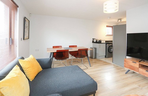 Belfast Apartment | Eastside Escape - Luxurious 2 Bed - High Speed Wifi & 65" Smart TV