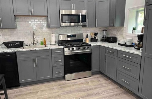 Lincoln-Lemington-Belmar House | Eastside vibes ~ Roomy. Peaceful. Charming. Free parking, 3 BR, 2 bath, Sleeps 6