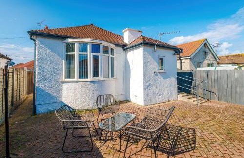 Rhyl House | "Eastville Court Rhyl" by Greenstay Serviced Accommodation - A Cosy 2 Bedroom Bungalow with Parking, Dog Friendly, Close To Beaches, Shops & Restaurants - Ideal for Families, Friends, Couples & Business Travellers