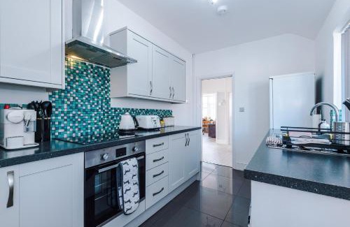 Rhyl House | "Eastville Court Rhyl" by Greenstay Serviced Accommodation - A Cosy 2 Bedroom Bungalow with Parking, Dog Friendly, Close To Beaches, Shops & Restaurants - Ideal for Families, Friends, Couples & Business Travellers