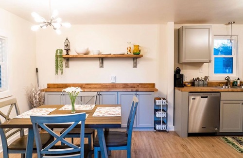 North Charleston House | Easy access to downtown, airport, West Ashley and more. Clean and Cozy!