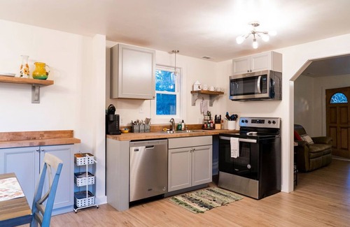 North Charleston House | Easy access to downtown, airport, West Ashley and more. Clean and Cozy!
