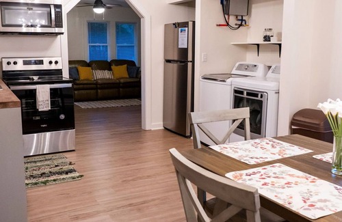 North Charleston House | Easy access to downtown, airport, West Ashley and more. Clean and Cozy!