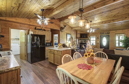 Gatlinburg - Pigeon Forge House | Easy Accessibility Cabin In Dogwood Farms For 4 People