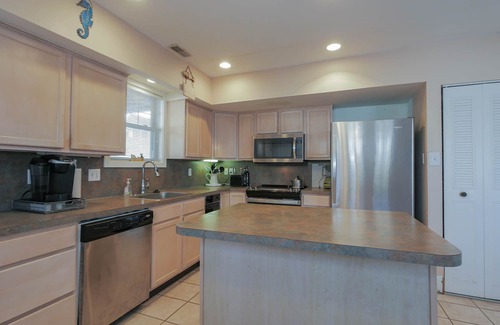 North End Condo | Easy beach access! 3 bedroom, 2.5 Bath, a must see!