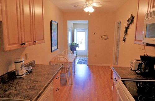 Isle of Palms Condo | Easy Breezy 2 Bd, 1st Floor, 4 Min to Beach