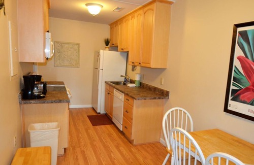 Isle of Palms Condo | Easy Breezy 2 Bd, 1st Floor, 4 Min to Beach