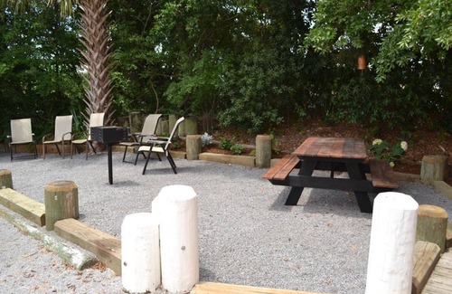 Isle of Palms Condo | Easy Breezy 2 Bd, 1st Floor, 4 Min to Beach