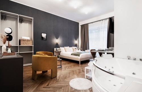 Central Station Apartment | Easylife - Elegant Studio with Jacuzzi in Central