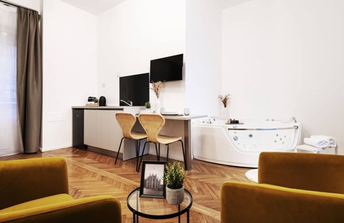 Central Station Apartment | Easylife - Refined Studio with Jacuzzi in Central