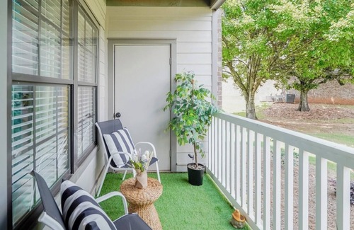 Sherwood Park Apartment | Eat+Shop 2 mins-Pool Open-Gym-Gate 9 3 mins. Perfect for a longer stay Traveler.