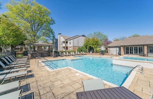 Sherwood Park Apartment | Eat+Shop 2 mins-Pool Open-Gym-Gate 9 3 mins. Perfect for a longer stay Traveler.
