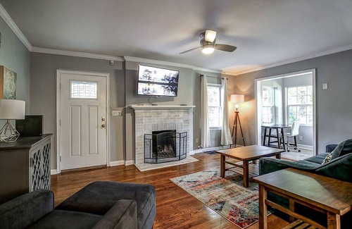 East Atlanta House | EAV Bungalow With Park Views. Walk To It All!