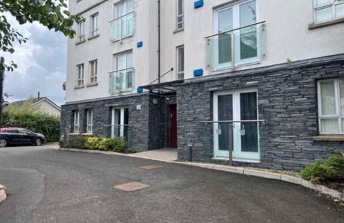 Londonderry Apartment | Ebrington Apartment - Walk across the Peace Bridge to Derry City Centre!