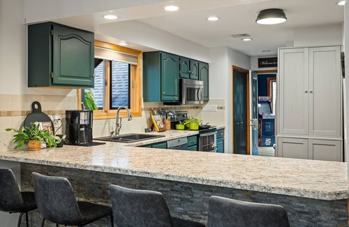 Albrightsville House | Echoing Pines I Bonus Bar Room + Near Lake + Surrounded by Pine Trees