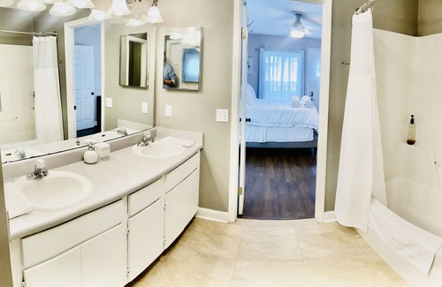 Tallahassee House | Eclectic 3 bedroom townhouse with back terrace
