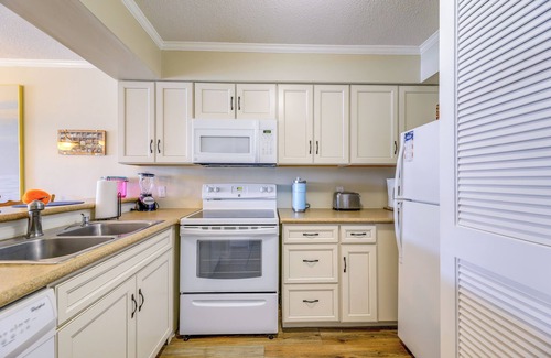 Morehead City Condo | Eclectic Atlantic Beach Condo w/Amenity Access!