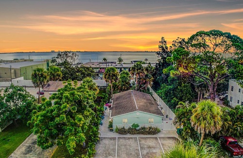 Indian River Bluff House | Eco-Friendly☀︎Modern Tropical Oasis (B)☀︎near Beach & Historic Downtowns