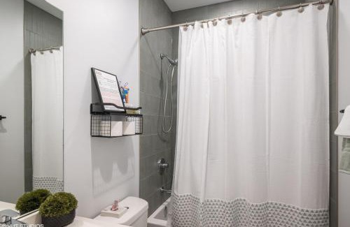 Woodlawn Apartment | Eco Stay by UChicago, Lakefront & Hyde Park!