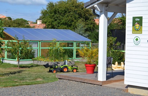 Brem Sur Mer House | Ecolodge La Vertonne. A romantic getaway, bikes available and a shared garden.