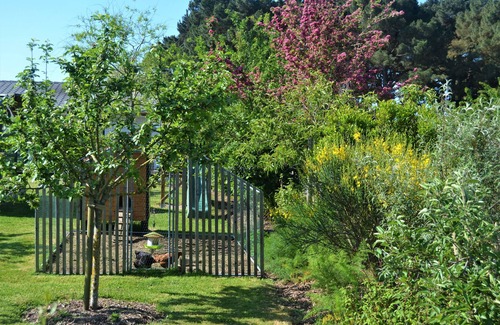 Brem Sur Mer House | Ecolodge La Vertonne. A romantic getaway, bikes available and a shared garden.