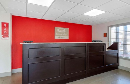Tampa Cabin | Econo Lodge Airport - RJ Stadium