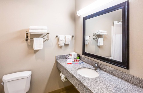 Highlands - Perkins Hotel | Econo Lodge Baton Rouge University Area