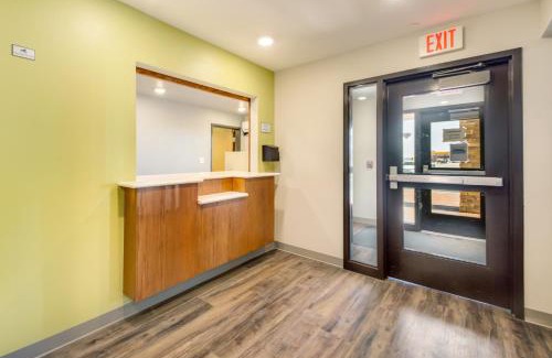 Burlington Hotel | Econo Lodge Burlington I-70