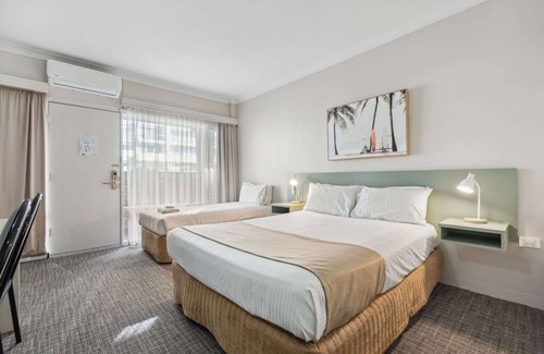 Glenelg Hotel | Econo Lodge Dockside Glenelg