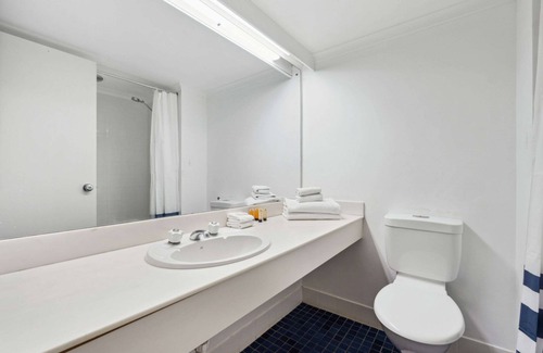 Glenelg Hotel | Econo Lodge Dockside Glenelg