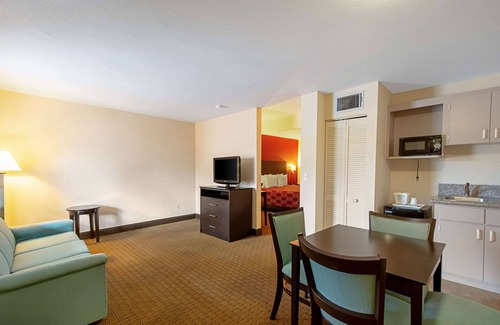 Clearwater Hotel | Econo Lodge Inn & Suites