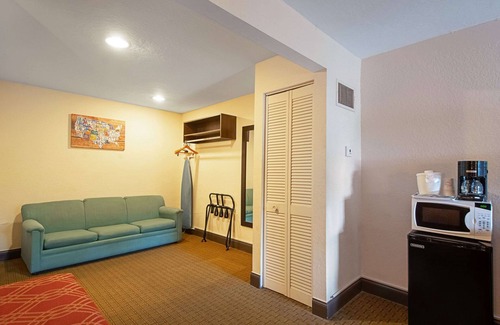 Clearwater Hotel | Econo Lodge Inn & Suites