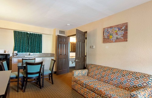 Clearwater Hotel | Econo Lodge Inn & Suites