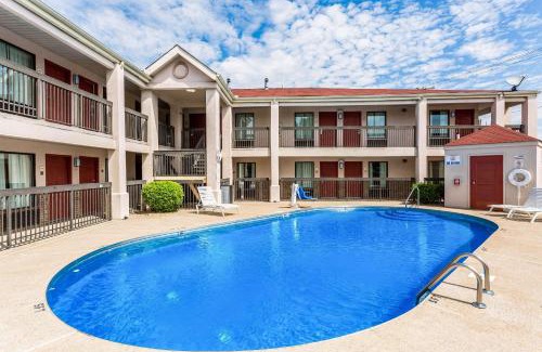 Murfreesboro Hotel | Econo Lodge Inn & Suites Murfreesboro Shopping District