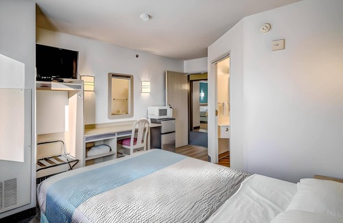 Menomonie Hotel | Econo Lodge Menomonie I-94