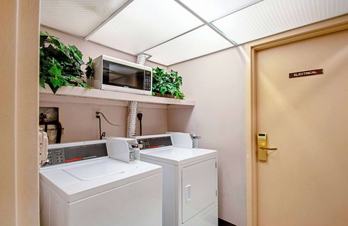 East Falls Church Hotel | Econo Lodge Metro