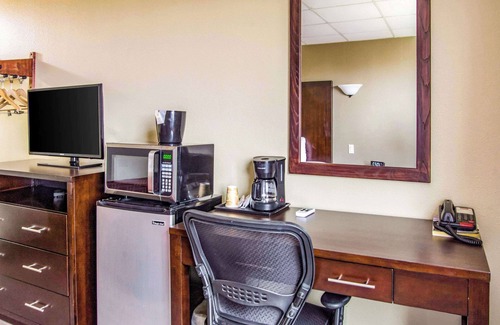 Newport Hotel | Econo Lodge Newport