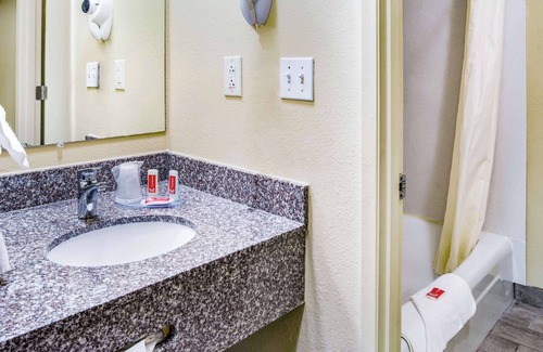 Newport Hotel | Econo Lodge Newport