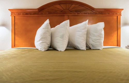 Bay VIew Addition Hotel | Econo Lodge Panama City