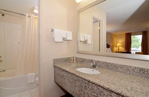 Bay VIew Addition Hotel | Econo Lodge Panama City