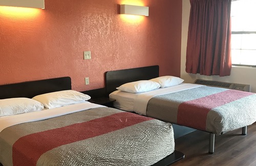 Del City Hotel | Econo Lodge