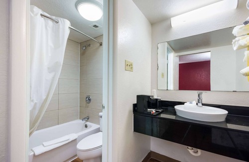 Del City Hotel | Econo Lodge
