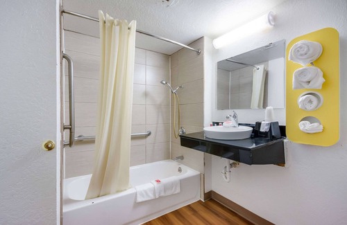 Del City Hotel | Econo Lodge