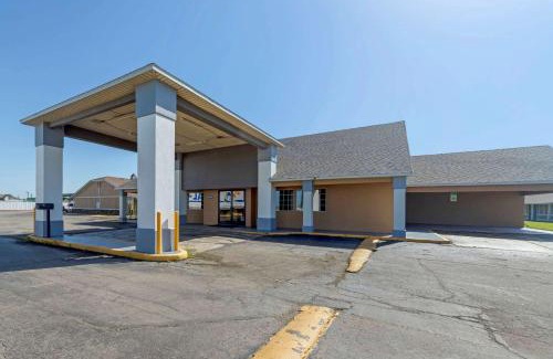 Pryor Cabin | Econo Lodge