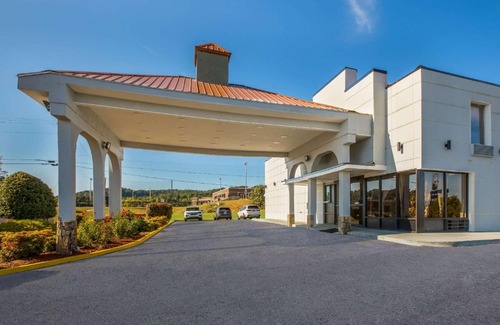 White Pine Cabin | Econo Lodge White Pine Morristown I-81 & I-40 Split