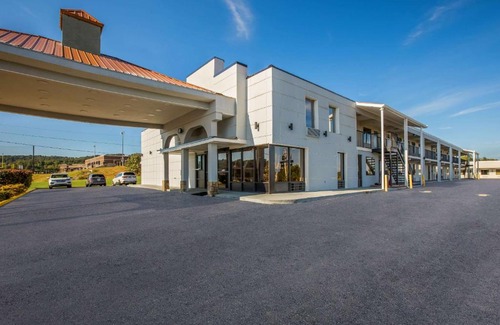 White Pine Cabin | Econo Lodge White Pine Morristown I-81 & I-40 Split