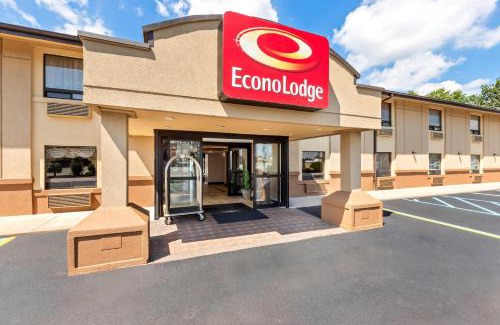 Iselin Cabin | Econo Lodge Woodbridge