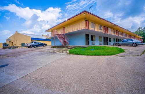 Livingston Hotel | Economy Inn By Townhouse Livingston TX Hwy 59